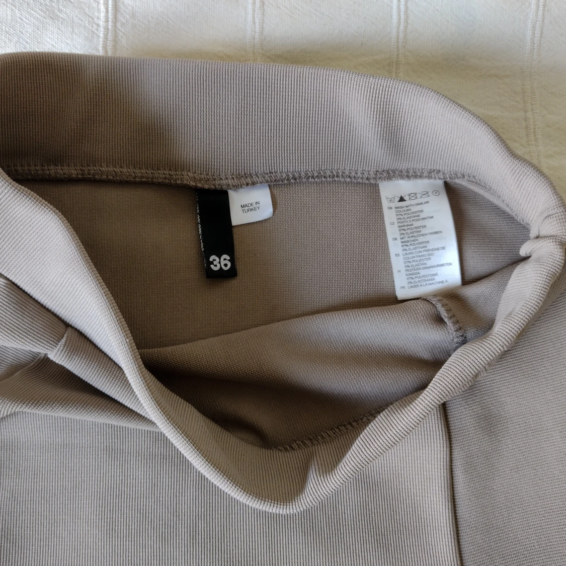 Beige figursydd och elastisk minikjol, storlek 36 - 90