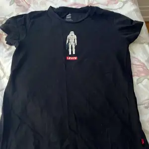 Levis T-shirt med en stormtrooper på sig som inte kommer till användning 