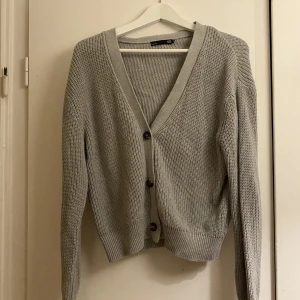 Kofta - Grå kofta från lager 157 i använt skick. Storlek M.