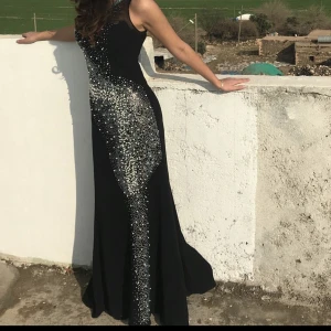 Klänning - Använd en gång. Väldigt bekväm.