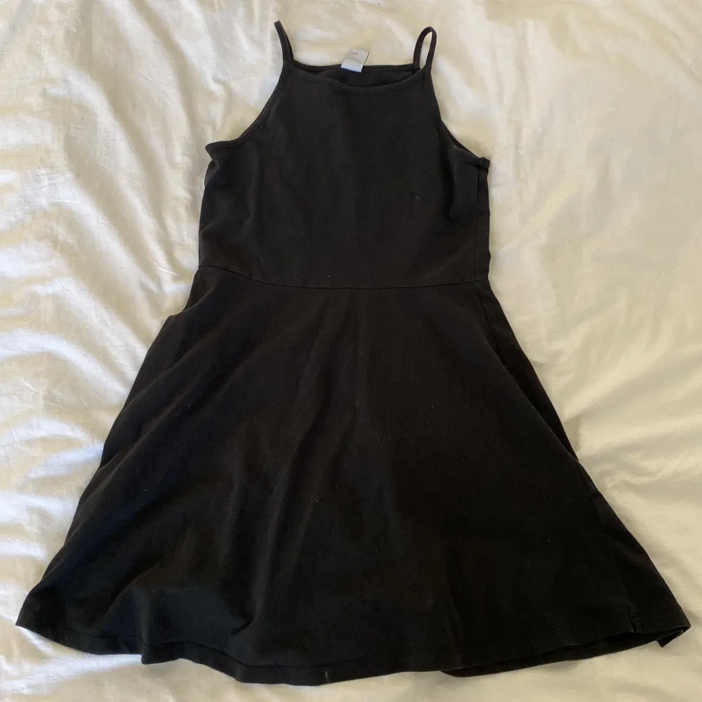 Length: 68,5 cm/ 26.9 inches Bust: 72 cm/ 28.3 inches Waist: 62 cm Hip size: 87,5 cm Strap length: 13 cm A short slip dress that you can wear as an under-slip or just in general. If your hip size is smaller than the measurements, then it’s not a problem. . Klänningar.