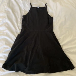 Black short dress without sleeves - Length: 68,5 cm/ 26.9 inches Bust: 72 cm/ 28.3 inches Waist: 62 cm Hip size: 87,5 cm Strap length: 13 cm A short slip dress that you can wear as an under-slip or just in general. If your hip size is smaller than the measurements, then it’s not a problem. 