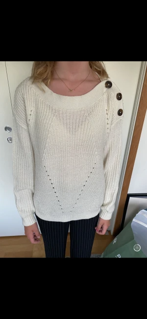 Stickad teöja - Jättefin stickad tröja från vero Moda. Använd fåtal gång så i nyskick.