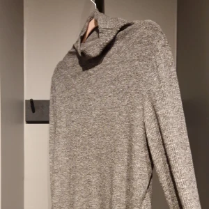 Tröja M - från Bikbok - Stilig turtleneck tröja från bikbok i fantastiskt skick. Fin til båda vardag som fest! 52% viskos, 44% polyester 4% elastan 
