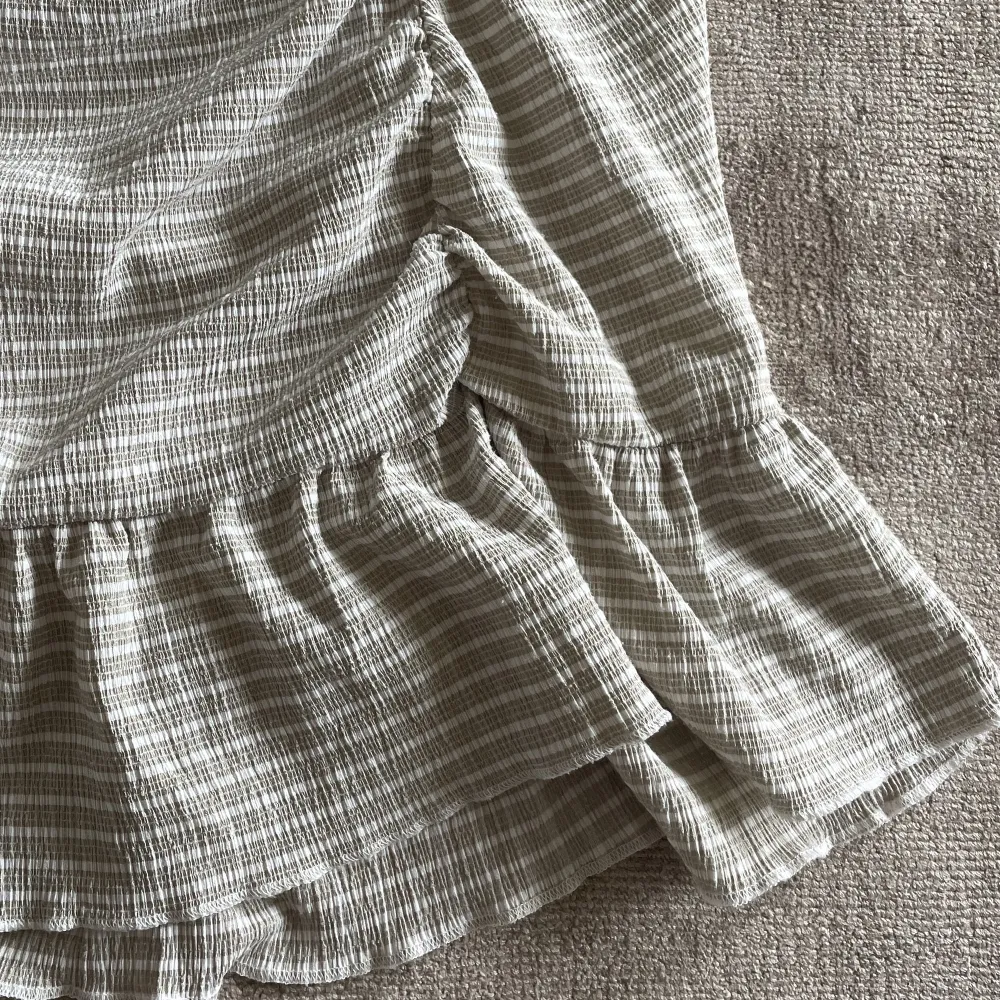 Säljer denna beige/gråa kjolen från ginatricot! Jättebra skick och är perfekt till sommaren!💗💗💗. Kjolar.