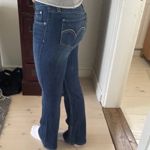 Levis jeans - Jättefina vintage levis jeans, 518 Superlow, dem är även bootcut💗 säljer då dem tyvär är lite korta på mig som är 172 cm❤️ dem är i jättebra skick