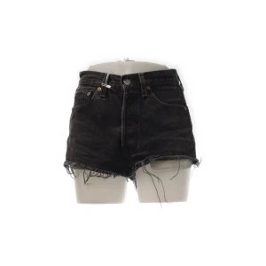 Jeansshorts  - Säljer mina svarta jeansshorts från Levi’s (501) då de tyvärr va för små, köpte från Sellpy men de ser ut som nya💞 endast testade!  (300kr + frakt)