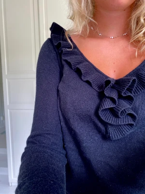 Vacker svart stickad tröja med volanger - Passa på! Denna superfina svarta stickade tröjan kommer inte längre till användning, men såså fin!!🤩