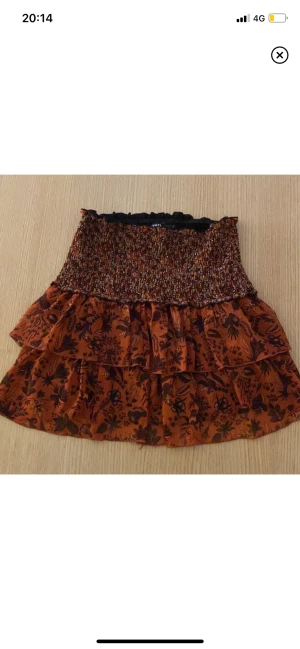 Slutsåld Zara Kjol - Lånade bilder Säljer denna kjol pga att den är för stor på mig! Jättefin❤️