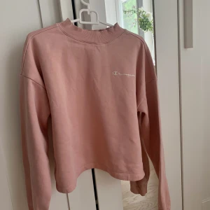 Tröja Champion  - Rosa tröja från champion🩷 Står på lappen i tröjan att den är i storlek XL men är inte större än en S.