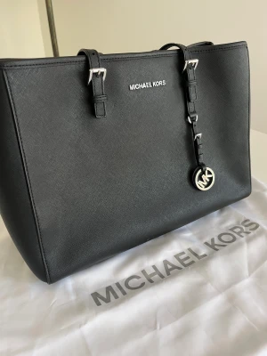 Michael Kors väska  - Äkta Michael Kors väska i super fint skicka!! Köpt på Raglady för några år sedan. 