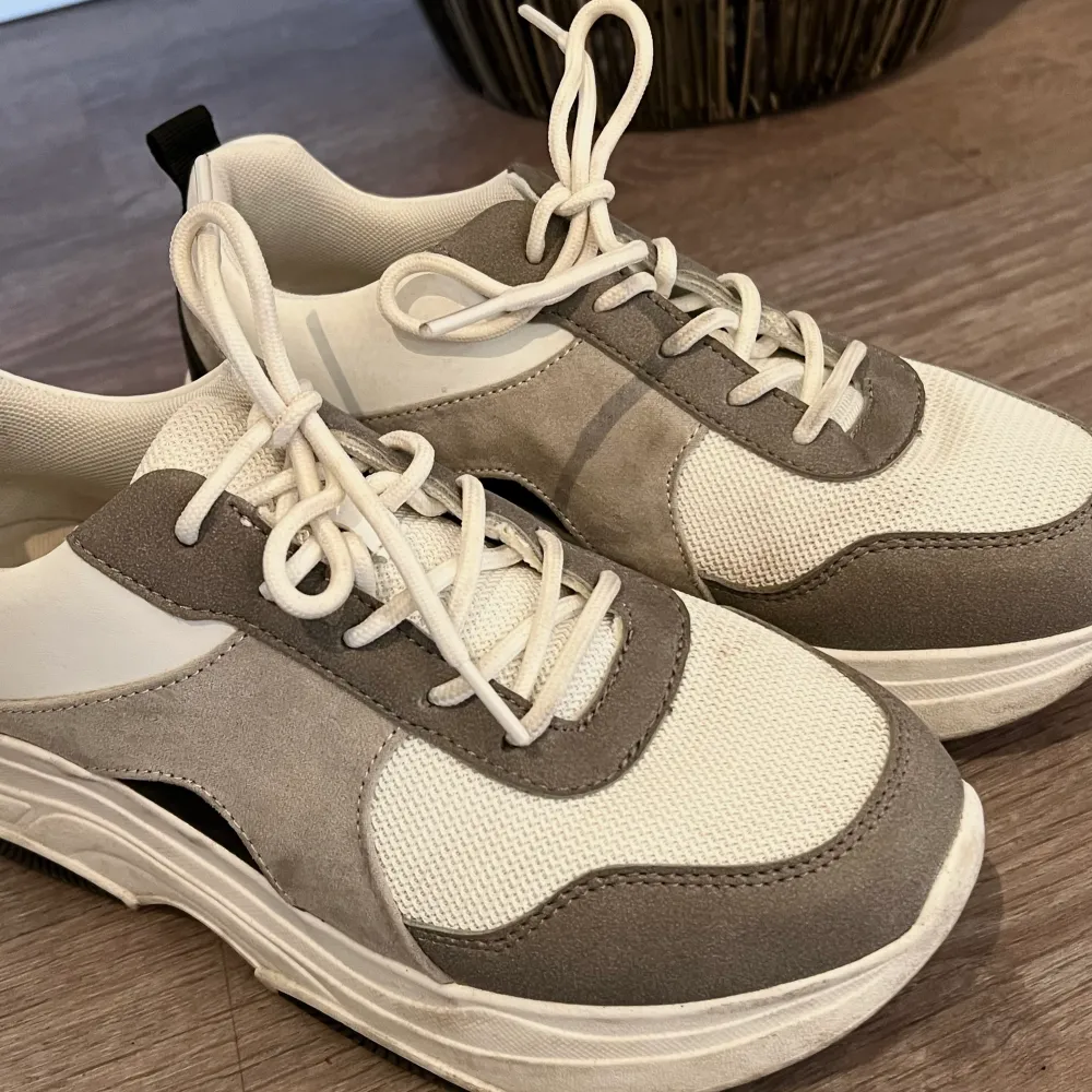 Sneakers från DinSko. Använd några gånger men lite rengöring på sulan så är dom som nya ✨  Storlek 38 (Normal i storleken) . Skor.