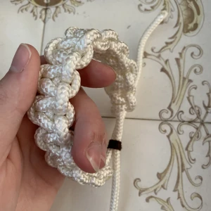 Hemmagjort makramé armband - Handvirkat makramé armband av mig själv :) 