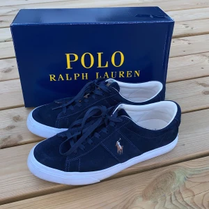 Ralph Lauren skor - Ralph Lauren skor i storlek 42. Använda ungefär 3 gånger.  Allt og medföljer vid köp.   Tveka inte att höra av er! 