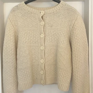 Beige stickad kofta  - Superfin och mysig beige stickad kofta. Använd och har en liten fläck och ett litet hål men inget man tänker på (skriv för bild). Pris kan diskuteras 💖