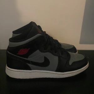jordan 1 - säljer mina Air jordan 1 Mid Shadow Red strl 39! köpta från restocks för ungefär 1700 men säljer dem för  minst 650+frakt. lite slitna vid hälen och creasade som ni kan se på bild 2, men annars är dem i jättefint skick! skriv om du är intresserad❣️