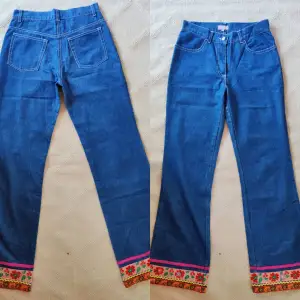 Bootcut jeans med vackra blomstermönster och små speglar i fotbenen, från tidigt 2000-tal, i perfekt skick 💞 Midjemått: 72 cm / Grenmått: 25 cm / Innerbenslängd: 79 cm