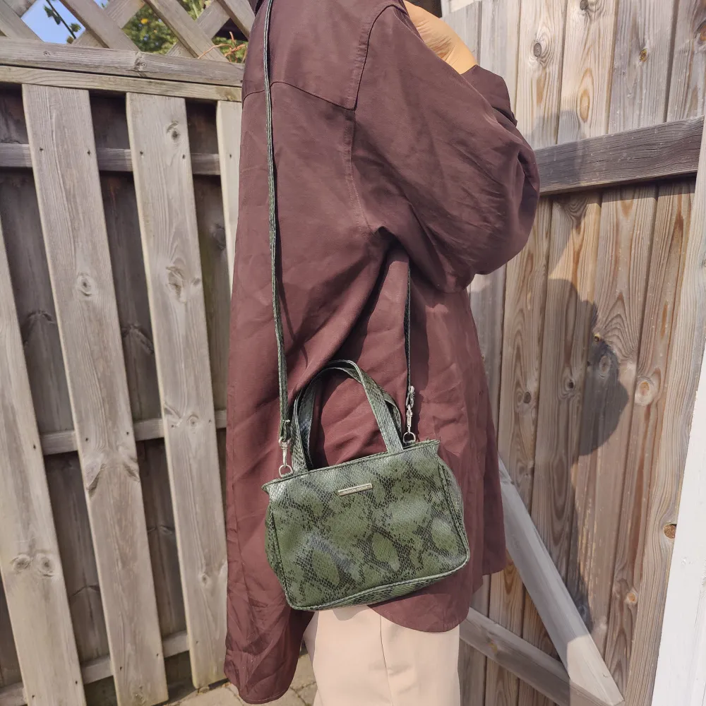 Liten handväska med handtag och avtagbar axelrem i grönt fake krokodilskinn från 90-talet, i superfint skick💞. Väskor.