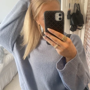 skön ljusblå stickad  - en jätteskön, stickad tröja i ljusblå, använd kankse 2 gånger, inga tecken på användning ❤️