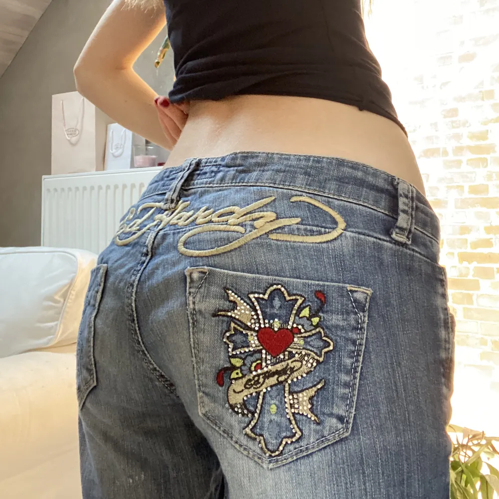 Ett par supersnygga lowwaist ed hardy jeans med coola bakfickor! 💋 Modellen är någonstans mellan rak / bootcut och tecken på användning finns därav priset 🫶 Dm för fler bilder / övriga frågor 💓Höft (går ej över midja): 41 cm Innerben: 83. Jeans & Byxor.