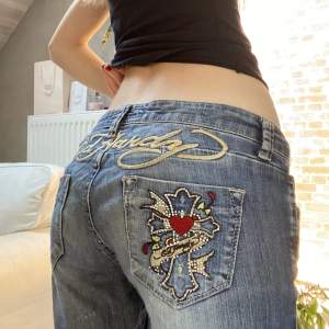Ett par supersnygga lowwaist ed hardy jeans med coola bakfickor! 💋 Modellen är någonstans mellan rak / bootcut och tecken på användning finns därav priset 🫶 Dm för fler bilder / övriga frågor 💓Höft (går ej över midja): 41 cm Innerben: 83