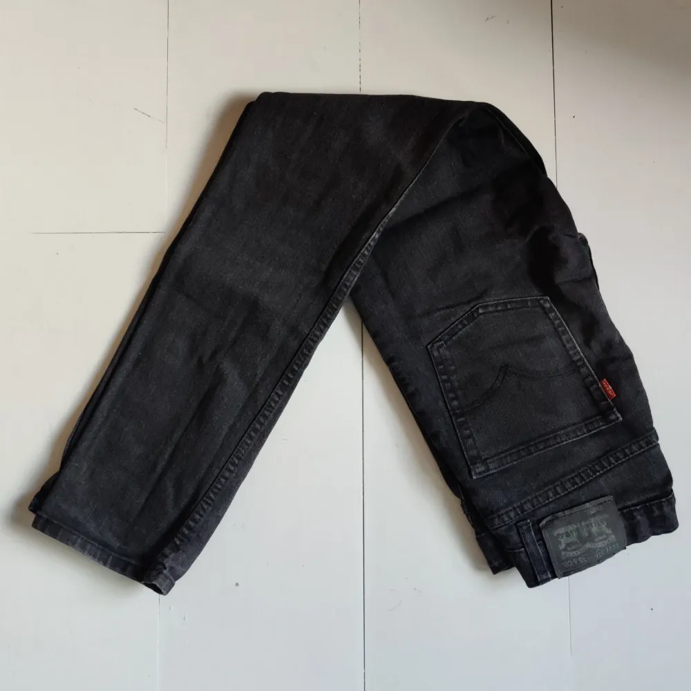 Inga hål eller utnötta områden, aningens urtvättad i färgen. Säljer då jag vuxit ur jeansen. Str 16A ca 164cm.  Nypris 549kr. Jeans & Byxor.