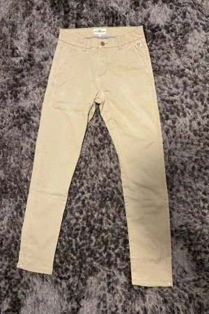 Chinos  - Chinos  Inga fläckar eller hål  Säljer pga av dem är för små 
