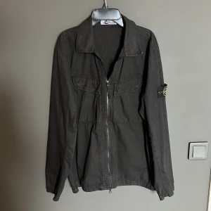 Stone Island - Säljer nu min snygga Stone Island overshirt. Köpt på nk i våras och använd en gång sen dess. Nypris 3500, mitt pris 1900