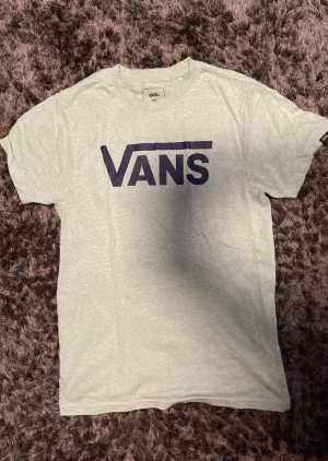 T-shirt  - T-shirt från vans  Tror inte den säljs längre  Knappt använd  Inga fläckar eller hål 