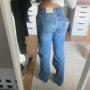 Säljer dessa jättesnygga Mid Rise jeans från pull and bear! Aldrig använda och är i toppskick. Säljer pågrund av för små för mig. 