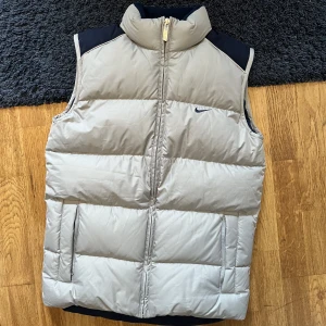 Nike väst - Fin Nike väst köpt begagnat som passar perfekt till hösten! 🍂Mycket fint skick, inga tecken på användning. Tveka inte om du har några frågor. 😁