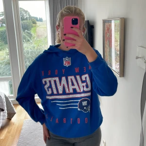 Hoodie - Säljer en jättesnygg hoodie från pull & bear i ett mycket bra skick, köparen står för frakten! 