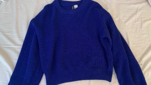 Blå stickad tröja strl xs  - Bra skick använd några gånger, används inte längre. Skriv om du är intresserad🫶🏼