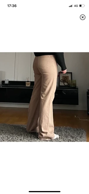 Jeans monki - Hej! Säljer dessa fina jeans från monki! Använda ett fåtal gånger då de inte föll mig i smaken och är en aning långa, bra skick!🥰