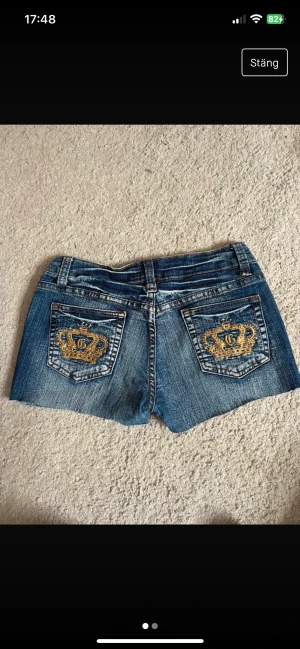 Shorts  - Fina shorts, med kronor på bakfickorna, storlek s och de är i bra skicka, kan fraktas eller hämtas i Örebro 