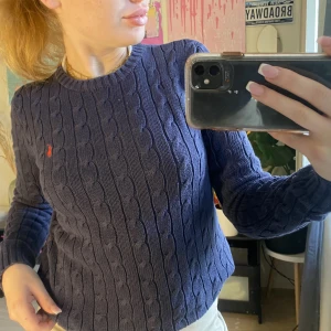Stickad Ralph Lauren - Marinblå kabelstickad tröja från Ralph Lauren, rött märke, bra kvalite!! Perfekt till de kyligare dagarna