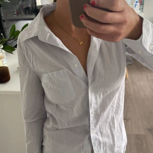 Randig skjorta  - En fin skjorta nu till hösten från tiger of Sweden. Kommer inte till någon andvänig längre därför säljer jag! 