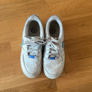 Nike skor - Fina blåa nike air force one 07or, fint skick använd några gånger men köpt nya skor nu och därför kommer inte dom till användning, nypris 1300