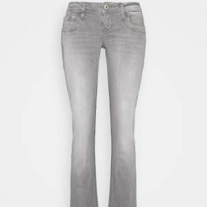 Säljer mina gråa ltb jeans i modellen valerie. Säljer pga att dom är förstora på mig. Köpta här på Plick 