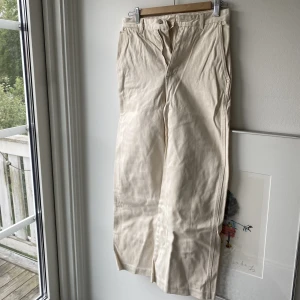 Vita jeans - Raka jeans med fina fickor.  Använda 2-3 gånger