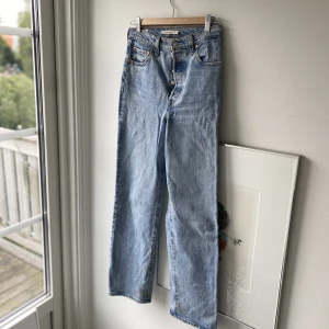 Jeans (Levis Ribcage) - Använda 2-3 gånger, nypris ca 1200kr