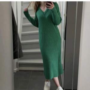 Grön stickad klänning från märktet ”Pieces”, aldrig använd 