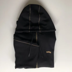 Hugo boss athleisure huvtröja - Hugo boss hoodie, har använt den ett fåtal gånger, hoodien har inga skador eller fläckar och är i stort sett som ny.
