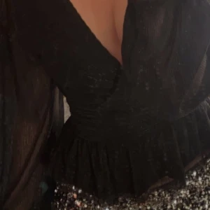 Glittrig topp - Säljer denna fina glittriga topp från gina pga att den inte används, den är använd en gång och i ny skick💗🙌🏻