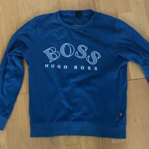 Säljer 2 olika blåa Hugo boss tröjor samt en hoodrich.  Hugo boss utan dragkedja:399kr strlk S Hugo boss med dragkedja: 250 kr strlk M men kan passa S Hoodrich tröja: 350 kr strlk M men kan passa S