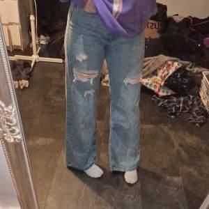 Säljer mina wide jeans, har aldrig använt dem förut vid prövning och bild jätte jätte fina men inte min stil
