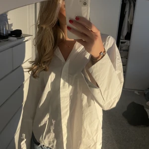 skjorta/blus - säljer denna vita skjorta som har vida armar med slits, super fin och kan användas till många olika tillfällen 