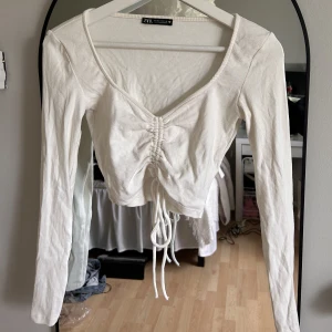 Zara topp - Topp från zara som går att justera och knyta själv, använd fåtal gånger, bra skick 🤍