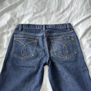 Lågmidjade jeans - Lågmidjade jeans i stl xs. Passar inte mig så kan tyvärr inte visa hur de sitter på🫶🏼midjemått ca 37 cm och innerbenslängd ca 77 cm🫶🏼