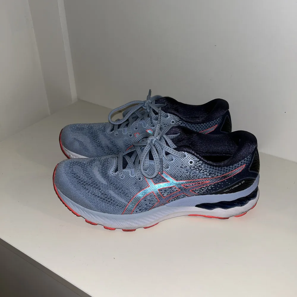 Ett par löparskor av märket ASICS säljs.  De är i storlek 40,5. Det är modell ”GEL-NIMBUS 23”. Jag har endast använt de 3 gånger inomhus på löpband så de är i mycket bra skick. Jag köpte de från XXL för 1900kr, men säljer de för 1000kr. . Skor.